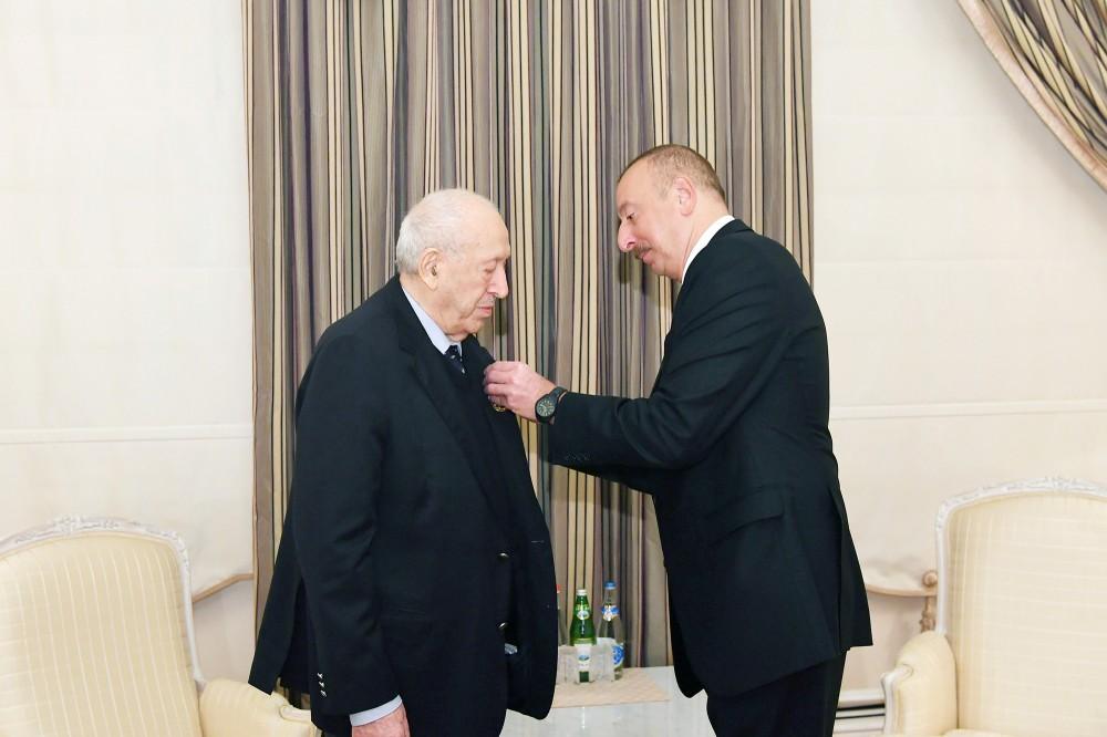 Prezident Tahir Salahova 1-ci dərəcəli “Əmək” ordenini təqdim etdi