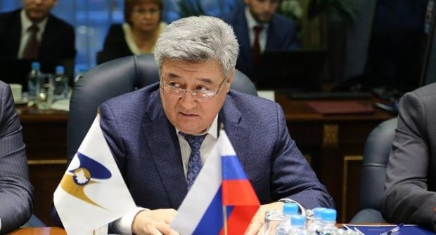 Müstəntiqlər qrupu yüksək vəzifəli korrupsionerin dalınca təcili Bakıya gəlir