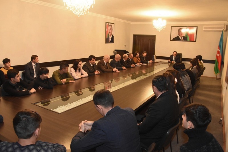 İcra başçısı qalib məktəbliləri mükafatlandırdı