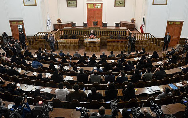 İranda 18 deputat istefa verdi