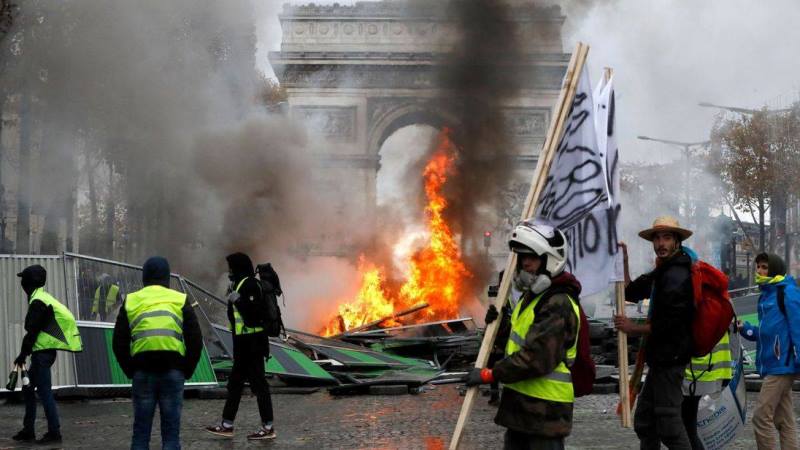 Paris yenidən qarışacaq...   