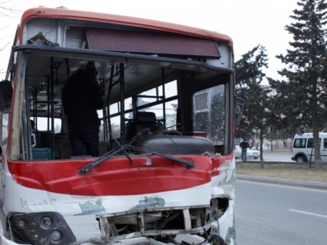 Bakıda sərnişin avtobusu aşdı: 9 yaralı - YENİLƏNİB