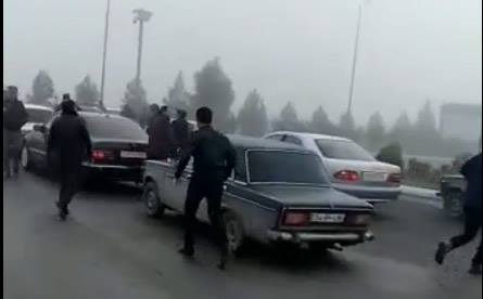 Sürücülər dumana düşdülər - Yol polisi onları müşayiət etdi - VİDEO