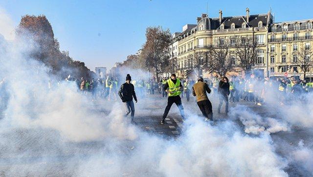 Fransada etirazlar yenə başladı, polis gözyaşardıcı qaza əl atdı