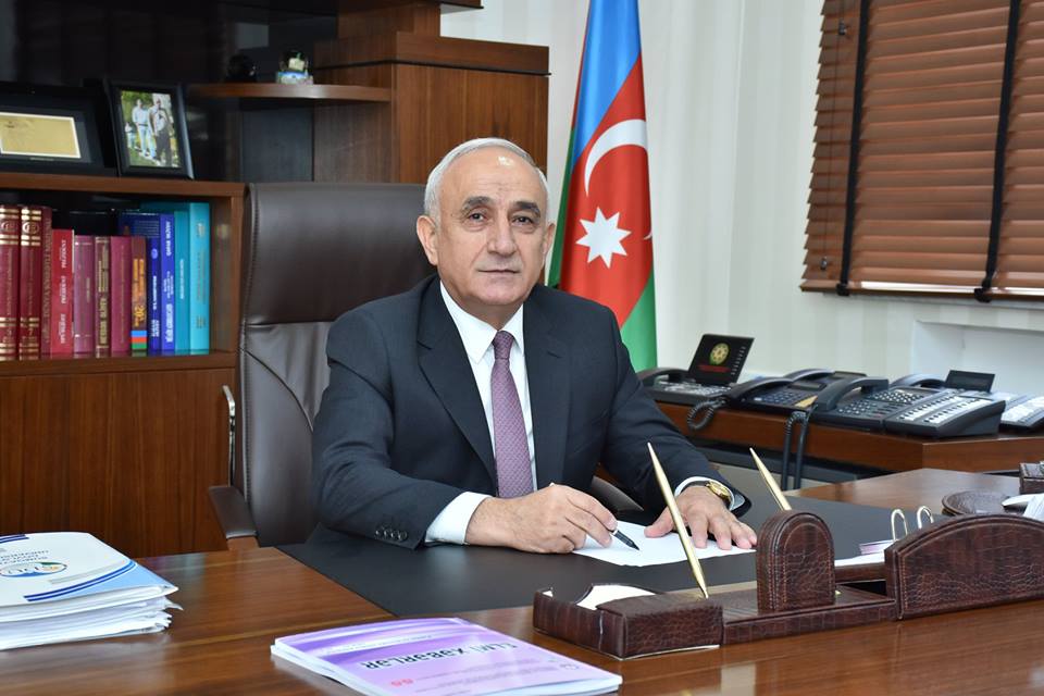 Rektor kollektivə pul payladı