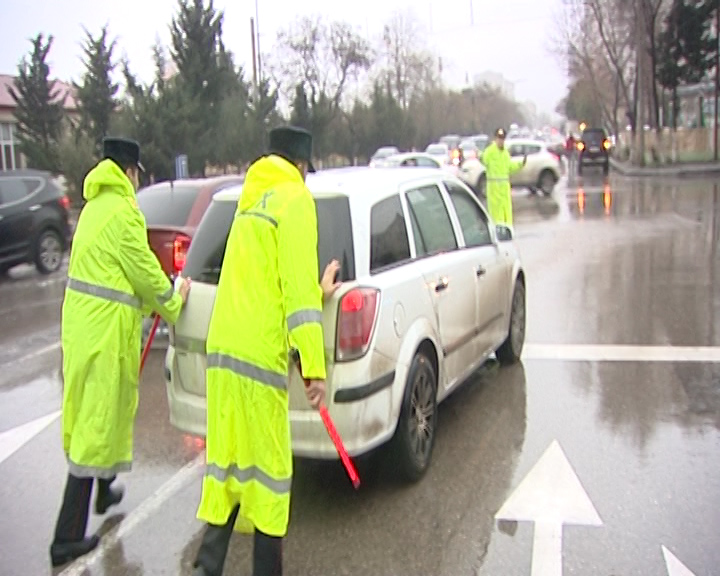 Yol polisi yağışla bağlı nəzarəti gücləndirdi