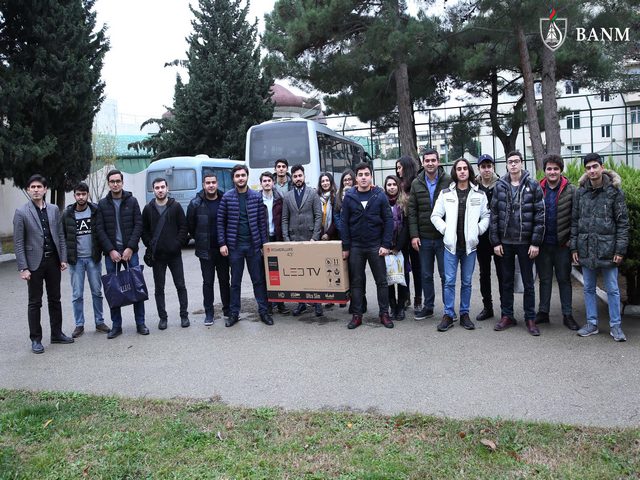 Bakı Ali Neft Məktəbinin tələbələri Uşaq Evində