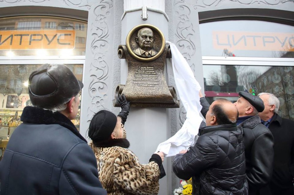 Ukraynada azərbaycanlı heykəltaraşın hazırladığı memorial lövhə