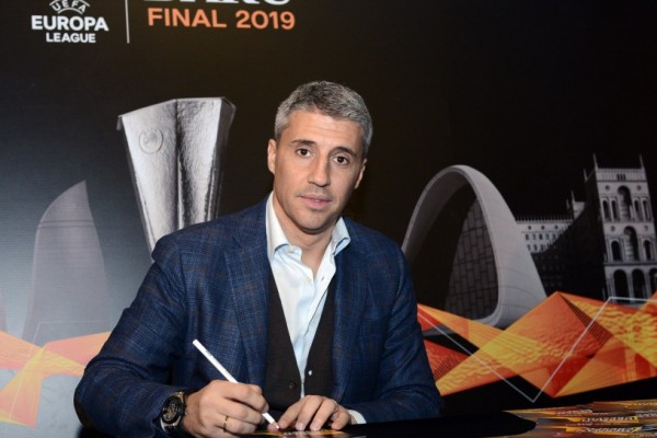 Dünya şöhrətli futbolçu Bakıya gəldi - FOTO