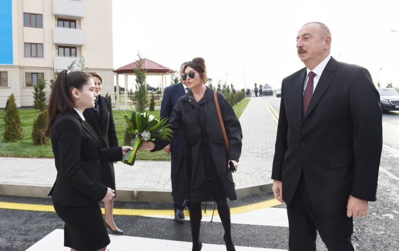 Prezident və birinci xanım yeni köçkün şəhərciyinin açılışında... - YENİLƏNİB