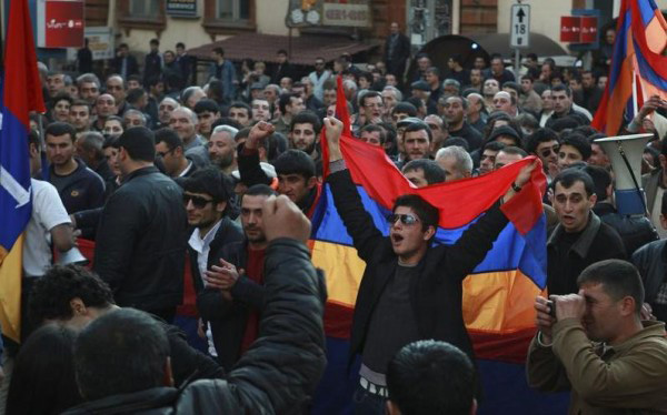 Etirazçılar Yerevanda Rusiya səfirliyini mühasirəyə aldı - VİDEO