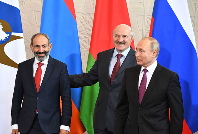Putin Paşinyan-Lukaşenko mübahisəsində tərəf tutdu