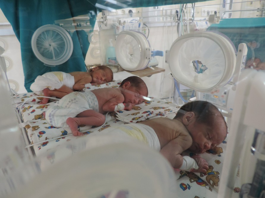 Qubada gənc ana üçəm dünyaya gətirib