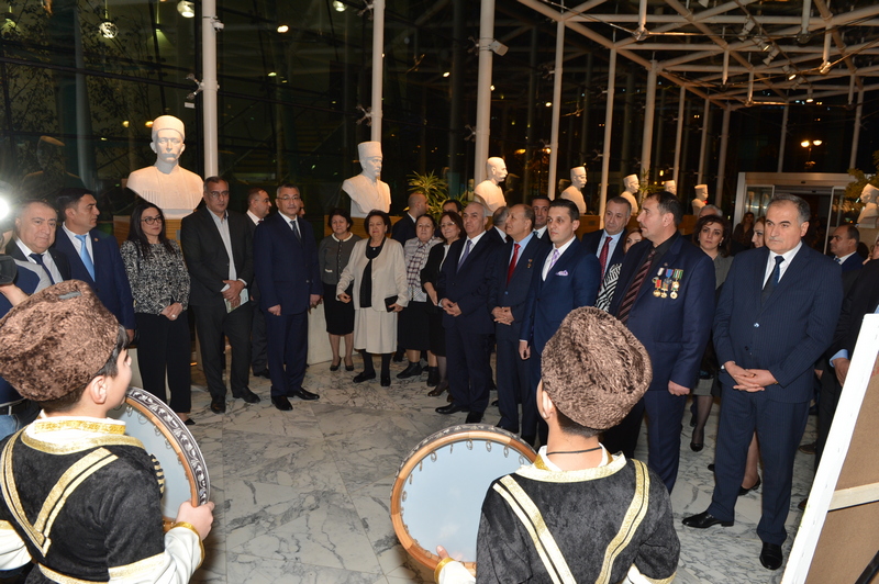 Dövlət Komitəsi məcburi köçkünləri Muğam Mərkəzinə topladı - FOTO