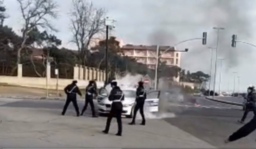 Bakıda yol polisinin maşını yandı - VİDEO