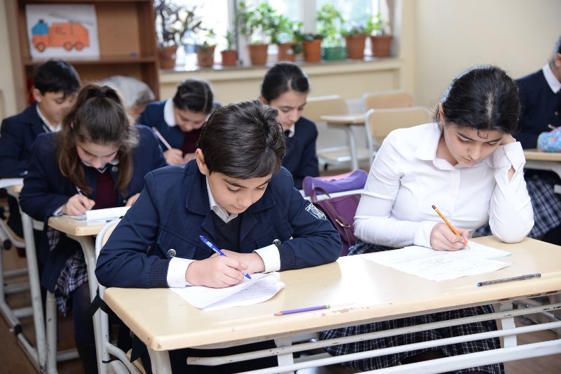 Bakı məktəblərində monitorinq imtahanları keçirildi