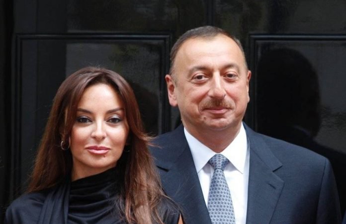 Prezident və birinci xanım yeni köçkün şəhərciyinin açılışında   