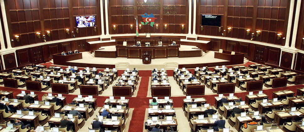 Parlament bu ilin sonuncu iclasına toplandı  
