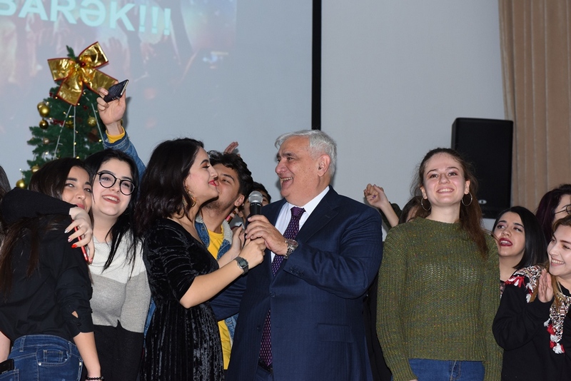 Kamal Abdulla tələbələri təbrik etdi