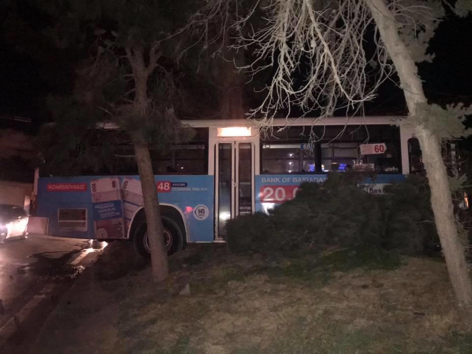 Bakıda sərnişin avtobusu qəzaya uğradı