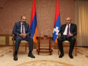 Paşinyan Yerevanda Saakyanla görüşdü