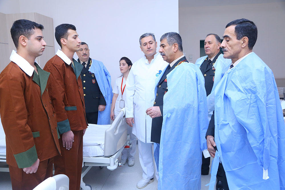 Zakir Həsənov hospitalda müalicə olunan hərbi qulluqçularla görüşdü