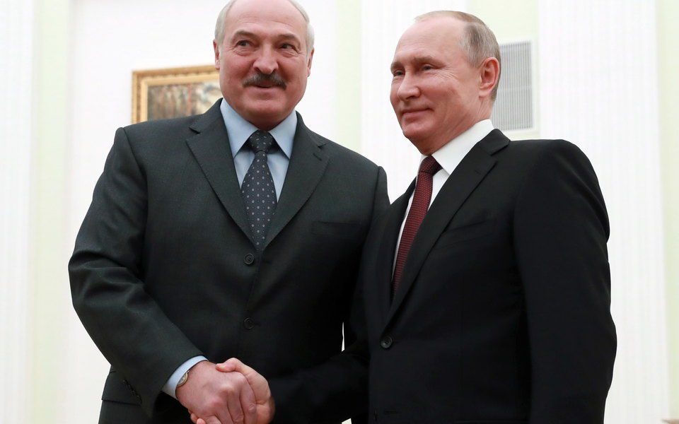 Lukaşenkonun Putinə hədiyyəsi: kartof, sala - VİDEO
