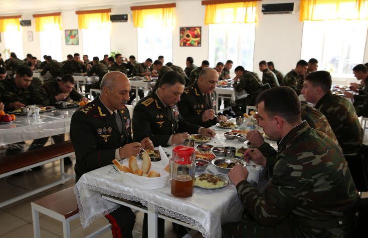 Nazir əsgərlərlə birlikdə nahar etdi