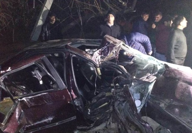 Bərdədə "BMW" işıq dirəyinə çırpıldı