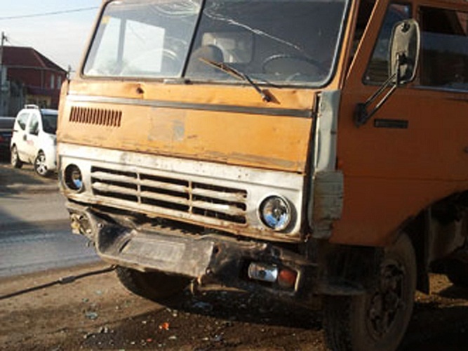 Salyanda “BMW” “KamAZ”la  toqquşdu: 1 ölü