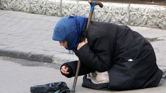 Dilənçi qadınlar evdən oğurluq edərkən YAXALANDILAR