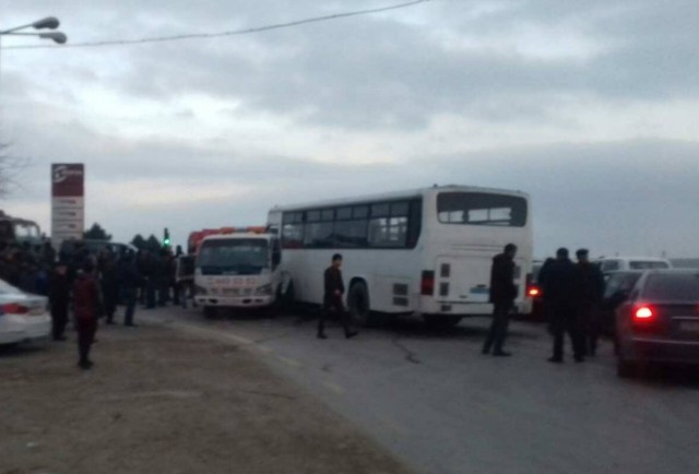 Bakıda evakuator sərnişin avtobusu ilə toqquşdu: 2 yaralı