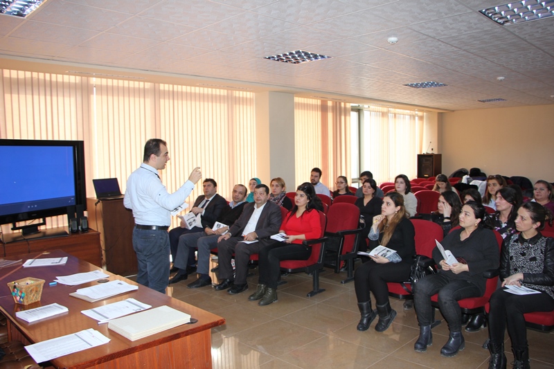 DİM 3715 müəllimi qəbul imtahanlarına hazırlayır