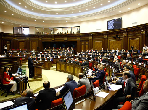 Ermənistan parlamentinin yeni üzvlərinə mandatlar paylandı