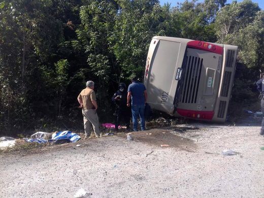Meksikada turistləri daşıyan avtobus aşdı - Yaralılar var