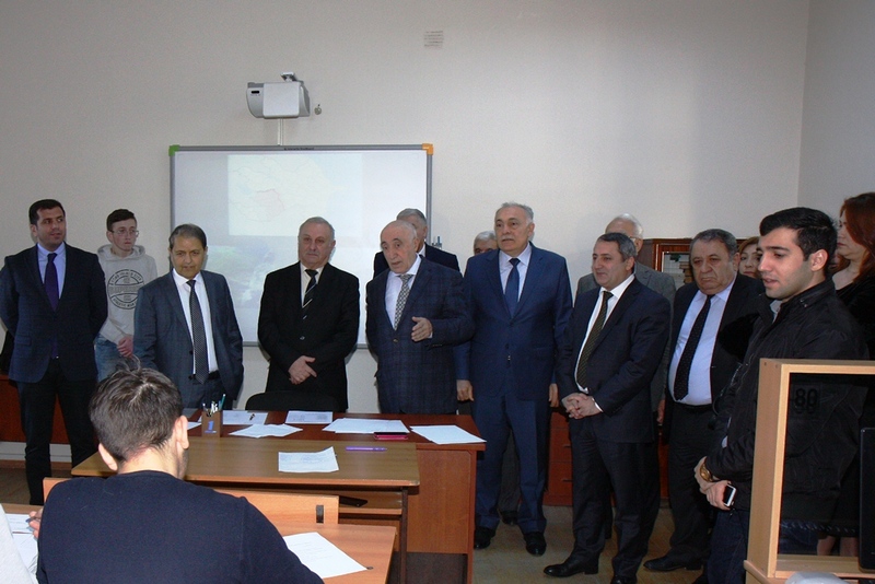 Rektor əvəzi valideynləri, jurnalistləri bir araya topladı - FOTOLAR