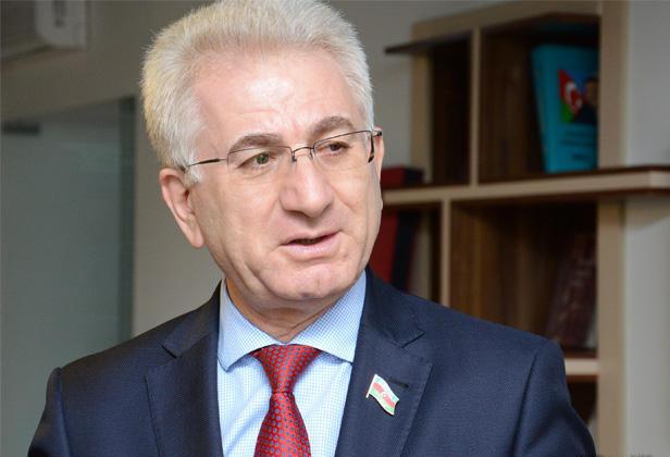 Deputat təhsil ekspertlərini qınadı