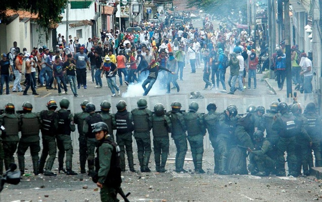 Venesuelada gərginlik artır: Maduro prezident vəzifəsini TƏRK ETMİR