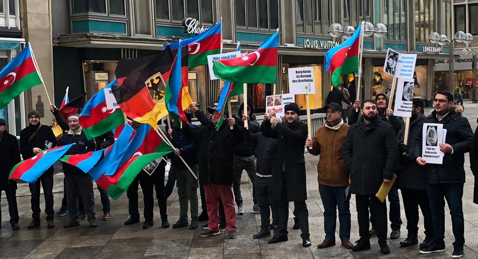 Almaniyada “Azərbaycan sülh və ədalət istəyir” şüarı altında aksiya keçirilib - FOTOLAR