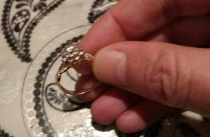 Jurnalist metroda qızıl üzük tapdı - Sahibi axtarılır