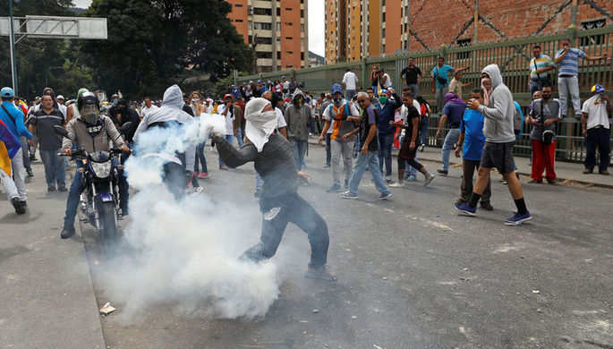 Venesuelada ikihakimiyyətlilik davam edir – 500 nəfər saxlanılıb