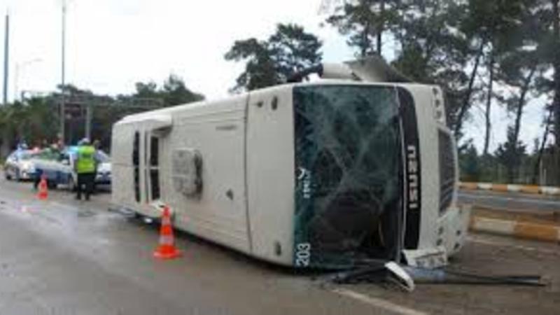 Güclü külək avtobusu aşırdı - 5 yaralı