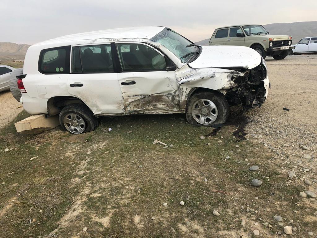 BP-yə məxsus “Land Cruiser” “07”-ni vurdu: 1 ölü, 2 yaralı - FOTO  