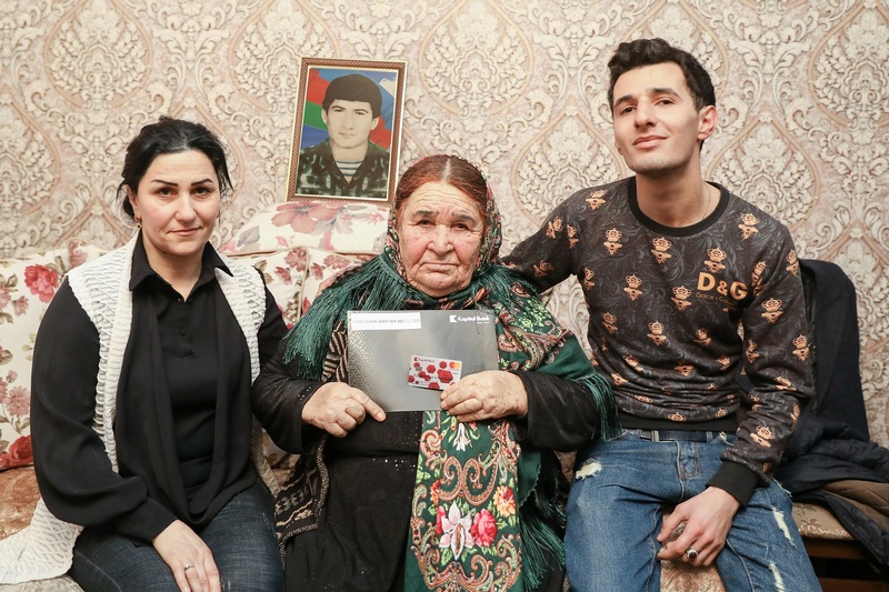 Yaşlı şəhid vərəsələrinin ödəmə kartları ünvanlarında verildi