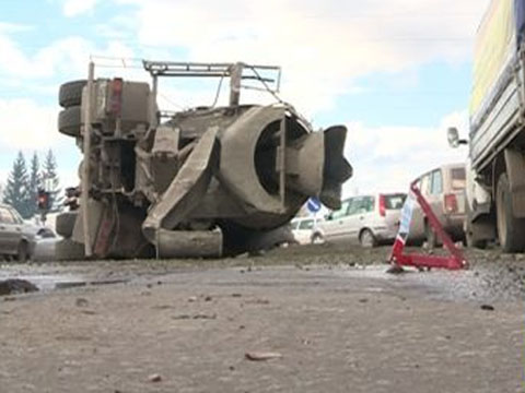 Bakıda betonqarışdıran maşın aşdı - sürücü öldü 
