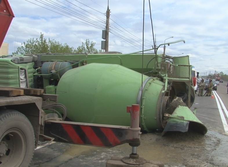 Bakıda betonqarışdıran maşın 3 metr hündürlükdən xəndəyə düşdü, sürücü öldü