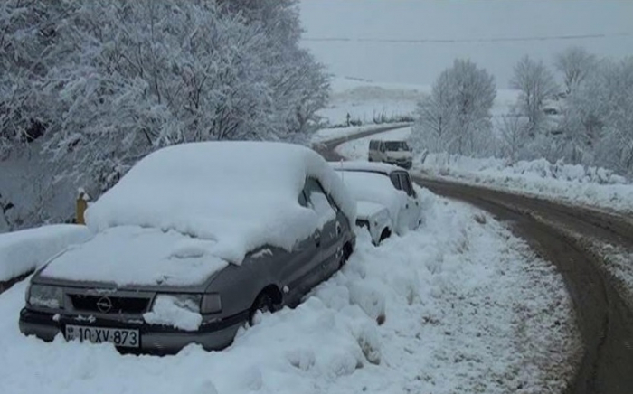 Qobustanda yollar buz bağladı - 4 nəfər xilas edildi