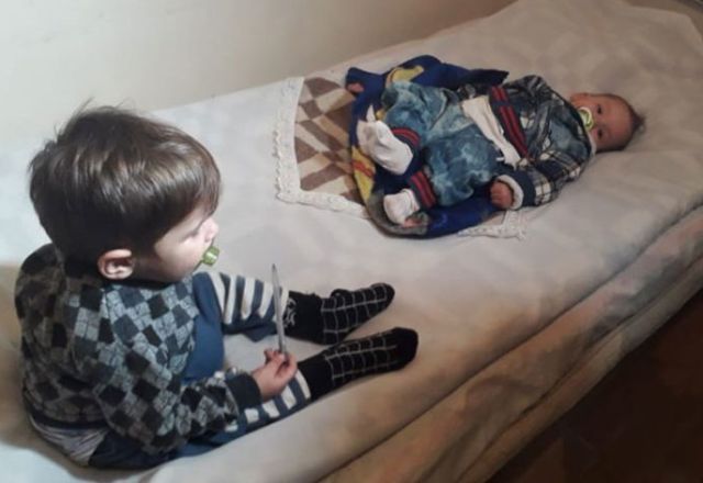 Bərdədə azyaşlı bacı-qardaş küçəyə atıldı - FOTO