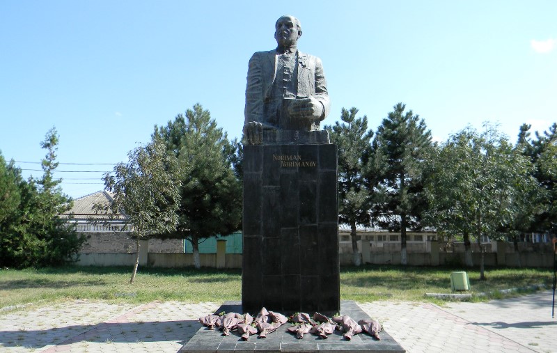 Gürcüstanın tanınmış politoloqu: “Nəriman Nərimanovun büstü parkda qalmalıdır” 