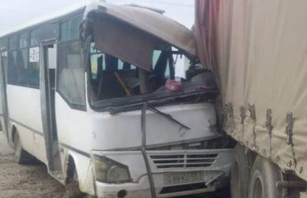 Avtobus TIR-a &ccedil;ırpıldı